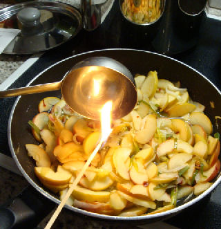 Äpfel flambieren
