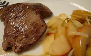 Rehschnitzel auf flambierten Äpfeln