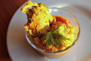 Linsen-Dal mit Spargel-Limettenblatt-Pakoras