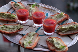 Ofentomaten-Chili-Verrine mit Basilikumbutter-Crostini