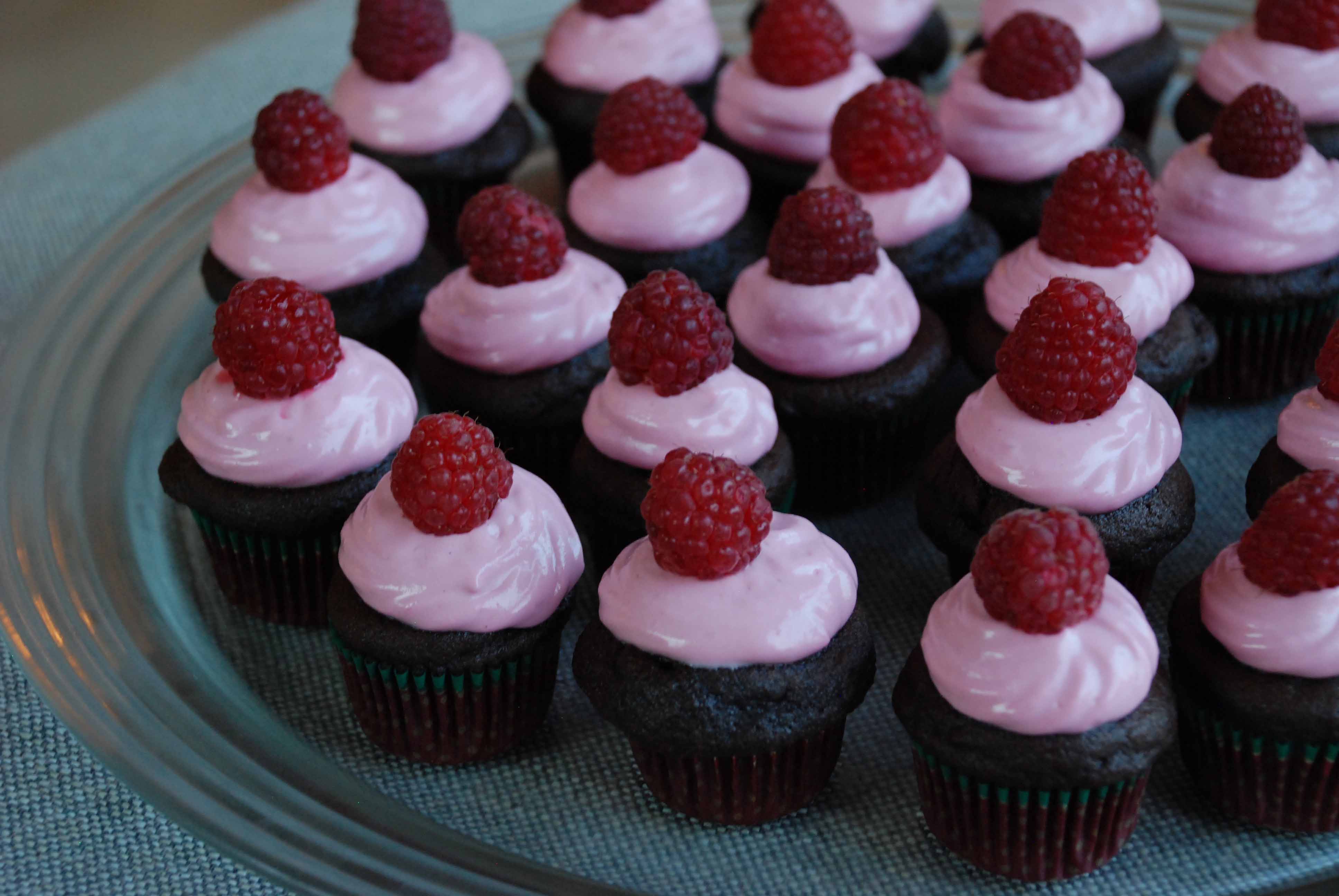 Mini-Cupcakes mit Himbeercreme