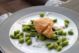Kabeljau an Miso-Sauce mit Edamame und Gurke
