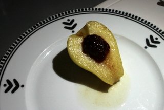 Pochierte Birnen mit Preiselbeerkonfitüre