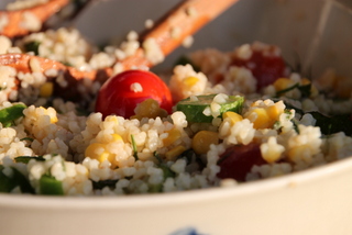 Couscous-Salat mit Grilltomaten und Mais
