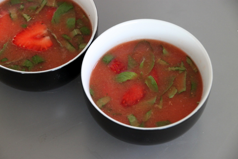 Tomaten-Erdbeer-Shot mit Basilikum