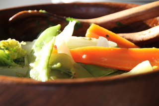 Gemüsesalat mit Chillisauce