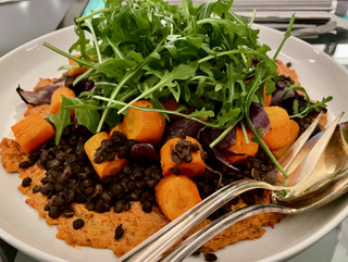 Baumnuss-Dip mit Linsensalat