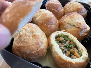 Mit Lachs gefüllte Brötchen