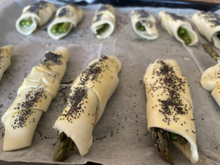 Spargel-Gipfeli roh