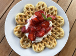 Waffel mit Erdbeeren und Schlagrahm
